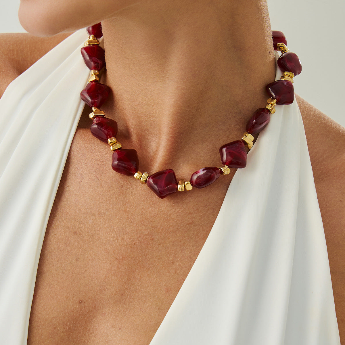 Collana girocollo da donna in resina, geometrica minimalista irregolare, con finitura placcata