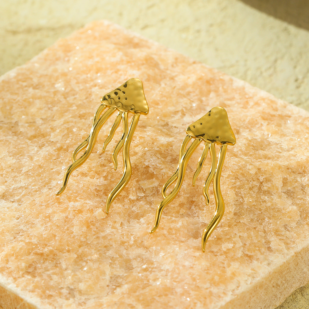 Pendientes de borla de acero inoxidable chapados en oro de 18 quilates con forma de medusa de moda y textura martillada para mujer