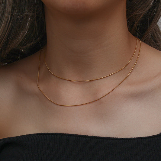 Collana a catena a serpente in acciaio inossidabile geometrica alla moda per donne con ciondolo in acciaio al titanio e finitura placcata