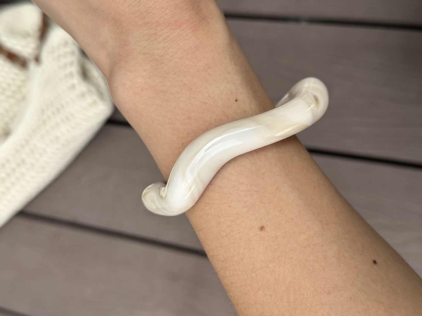Bracciale da donna a polsino aperto in acrilico con gradiente geometrico elegante e alla moda