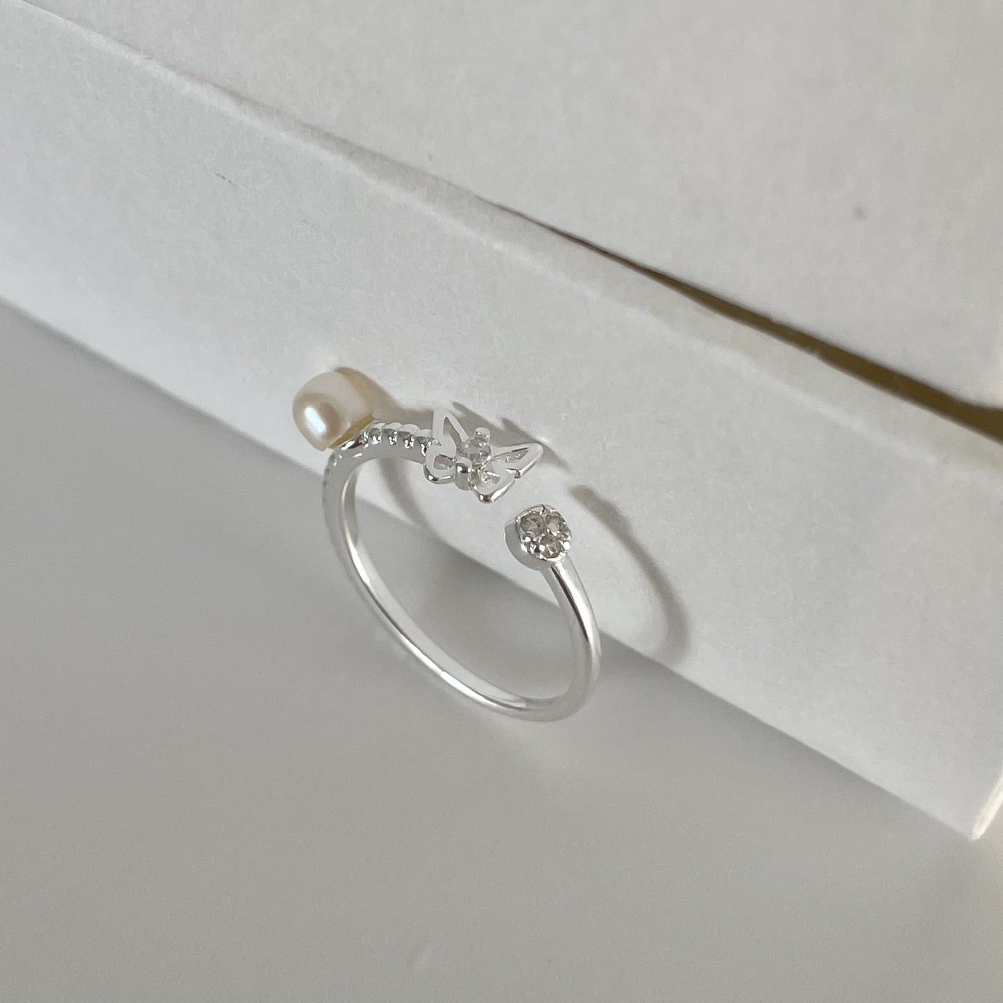 Anello minimalista in argento sterling S925 a forma di farfalla con intarsio in perle per donna