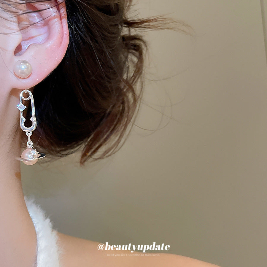 Eleganti Orecchini a Perno Saturno Stile Francese con Perla Simulato e Accenti di Zirconia, Perni in Acciaio Elettroplaccato, Design a Stella per Donna