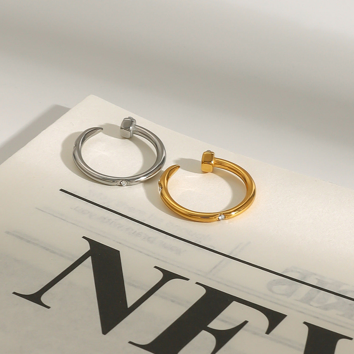 Anello da donna in acciaio inossidabile con placcatura, design geometrico minimalista in acciaio al titanio