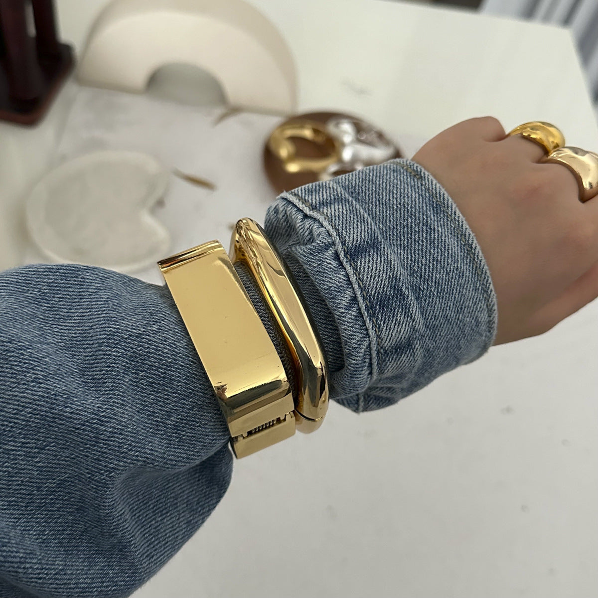 Pulsera cuadrada de metal retro para mujer con acabado chapado y diseño de resorte