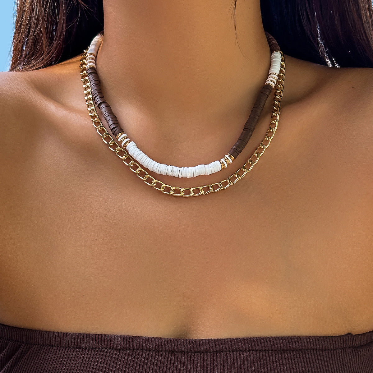 Collana retrò in stile vacanziero con forme geometriche in argilla polimerica, ciondolo in alluminio placcato e nappa decorativa