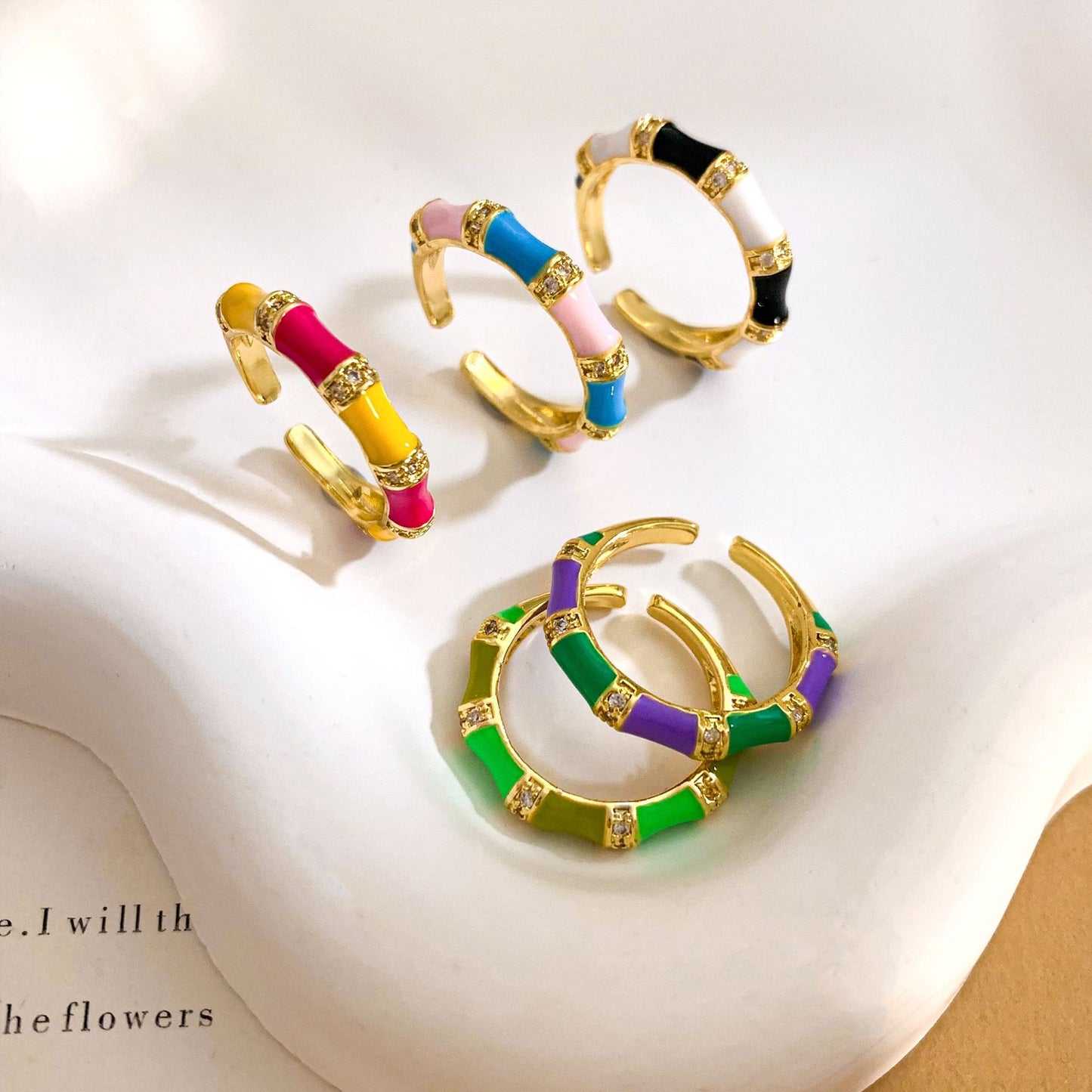 Anello da donna regolabile Sweet Luxury placcato oro con smalto design bambù