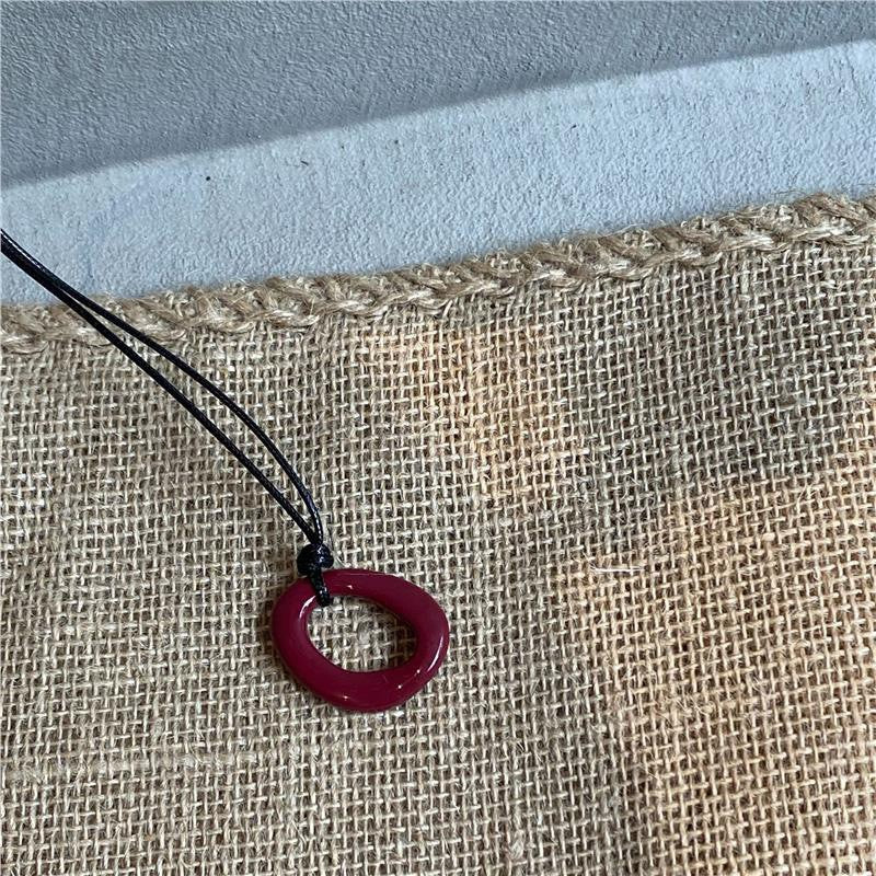 Collana con ciondolo geometrico in acrilico stile retrò da donna con charm in lega, fatta a mano, catena a strati alla moda minimalista