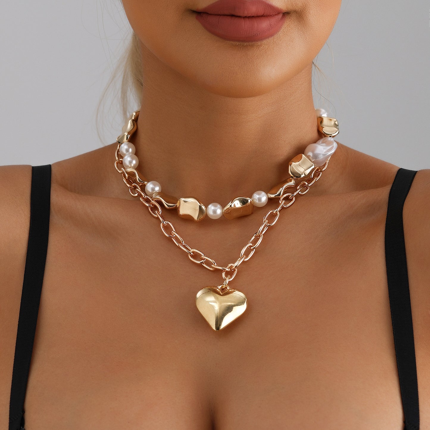 Baroque-Style Heart-Shaped Resin Pendant Necklace with Gold-Plated Alloy Accents for Women
