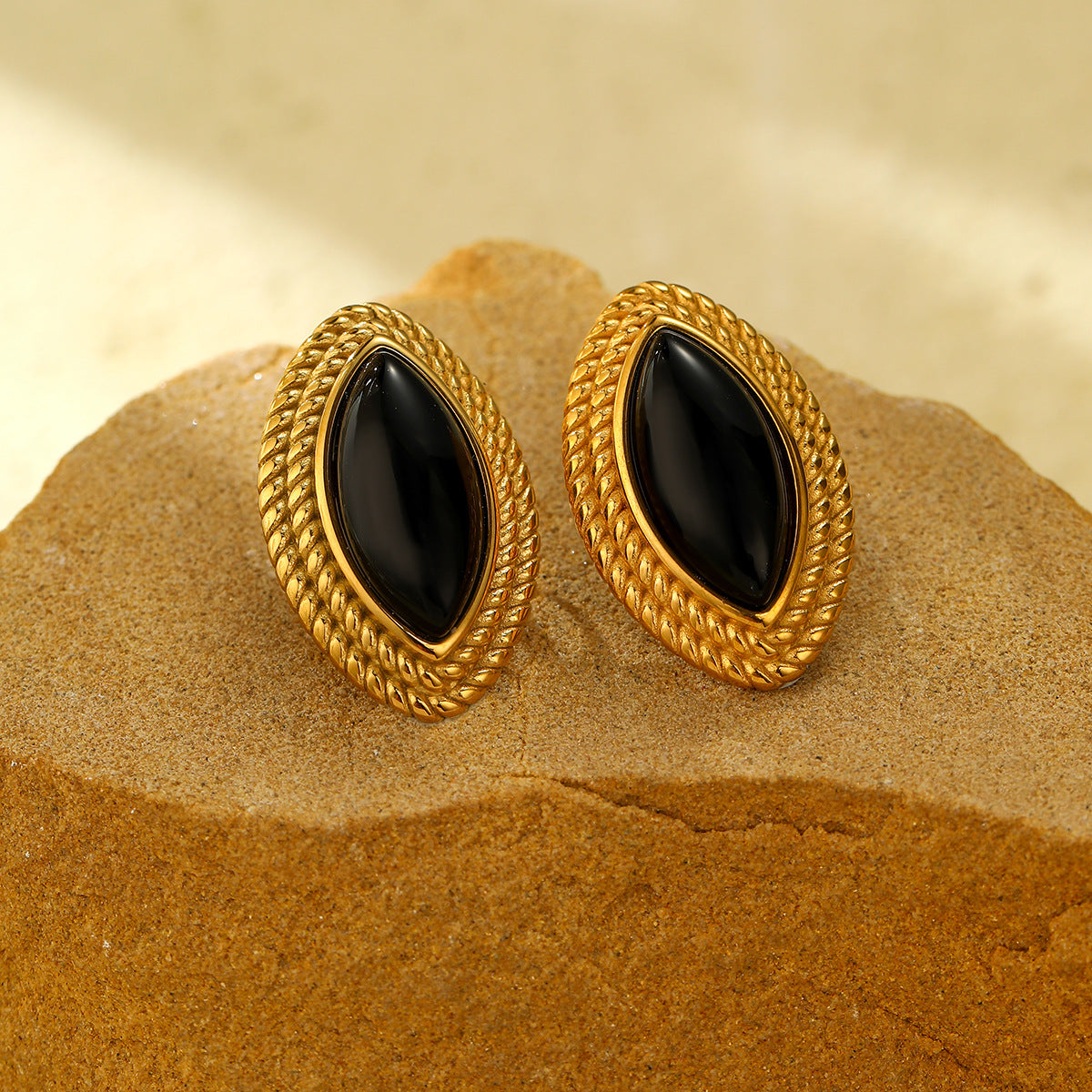 Orecchini da donna in acciaio al titanio con onice nero a forma di navette, minimalisti ed eleganti, con finitura placcata
