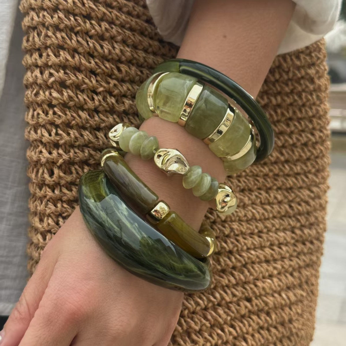 Bracciale vintage in acrilico placcato con motivi geometrici
