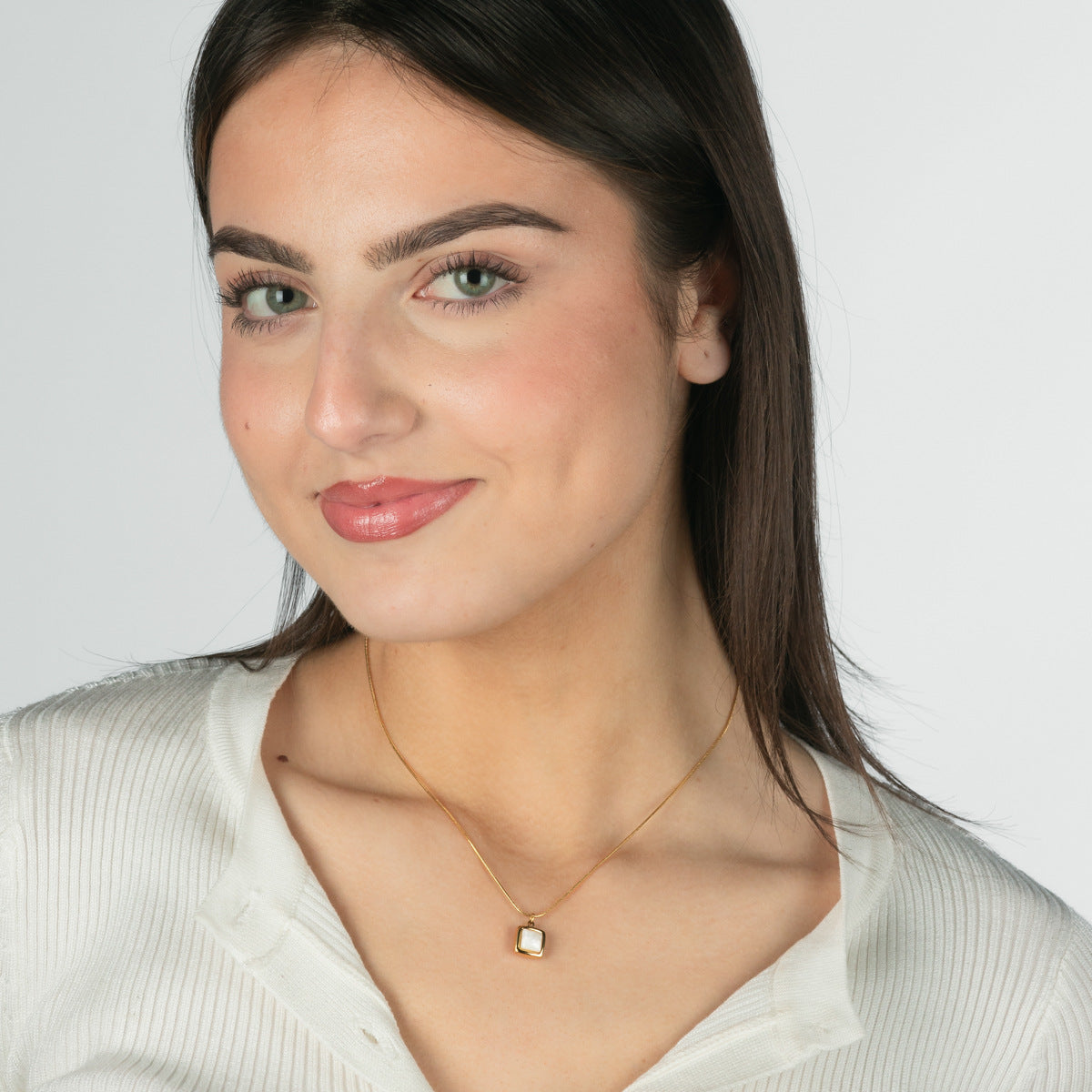Collar con Colgante Cuadrado de Nácar Blanco de Acero Inoxidable con Baño de Oro de 18K para Mujer, Estilo Minimalista de Moda