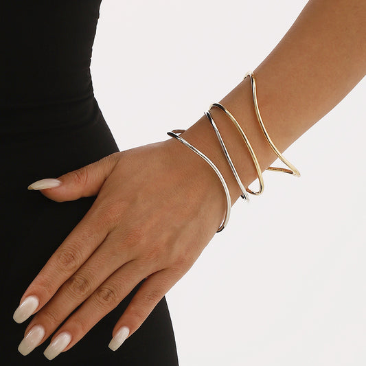Braccialetto alla moda minimalista a due livelli con geometria irregolare e intaglio traforato per uso quotidiano