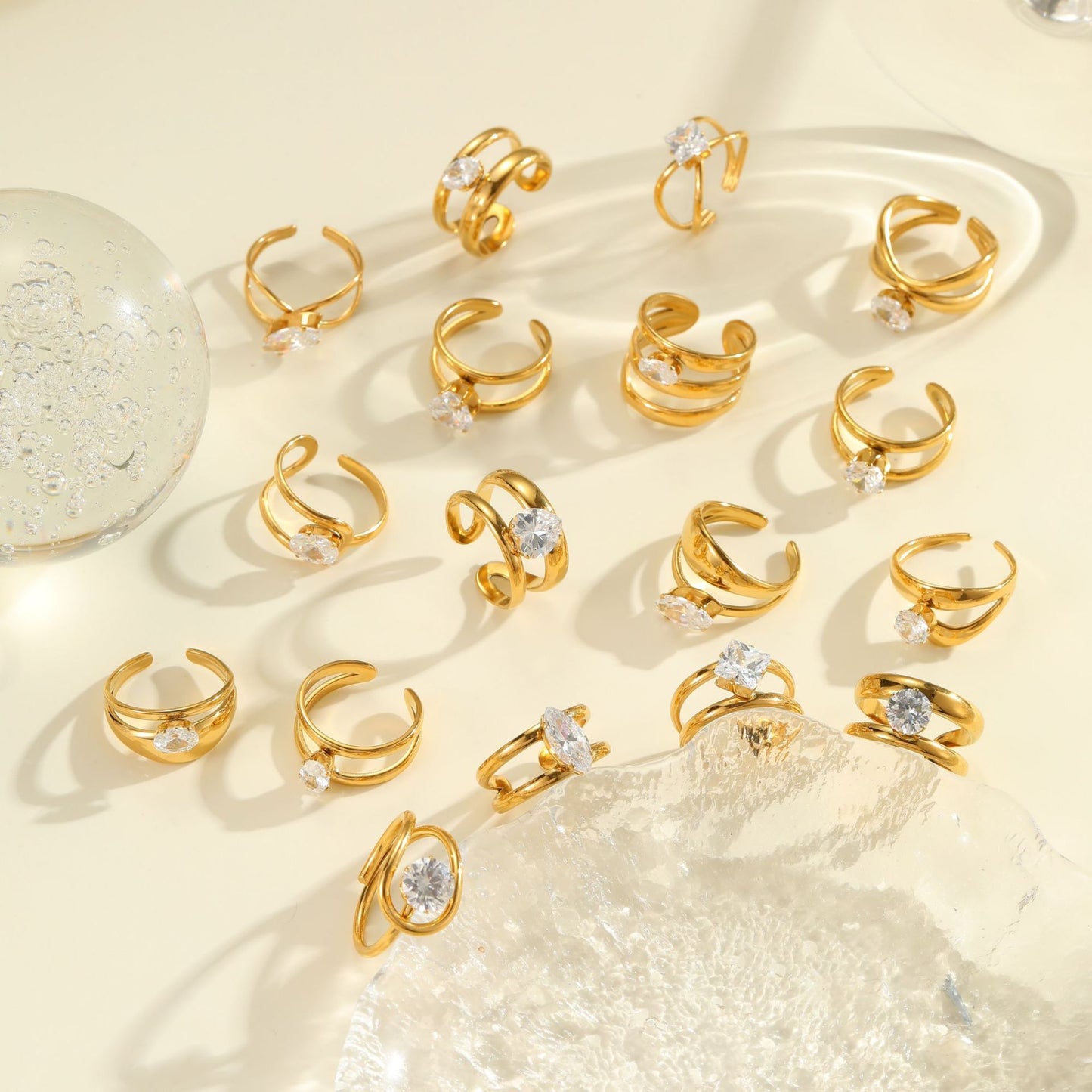 Anello geometrico minimalista da donna in acciaio inossidabile con placcatura in oro 18K e intarsio di zirconi