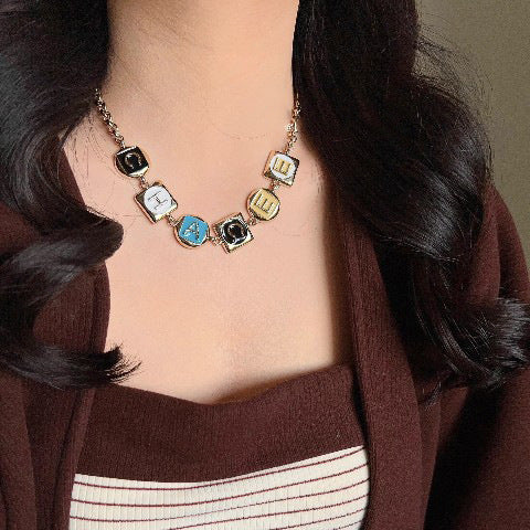 Collar de latón bañado en oro con letras esmaltadas de lujo para mujer