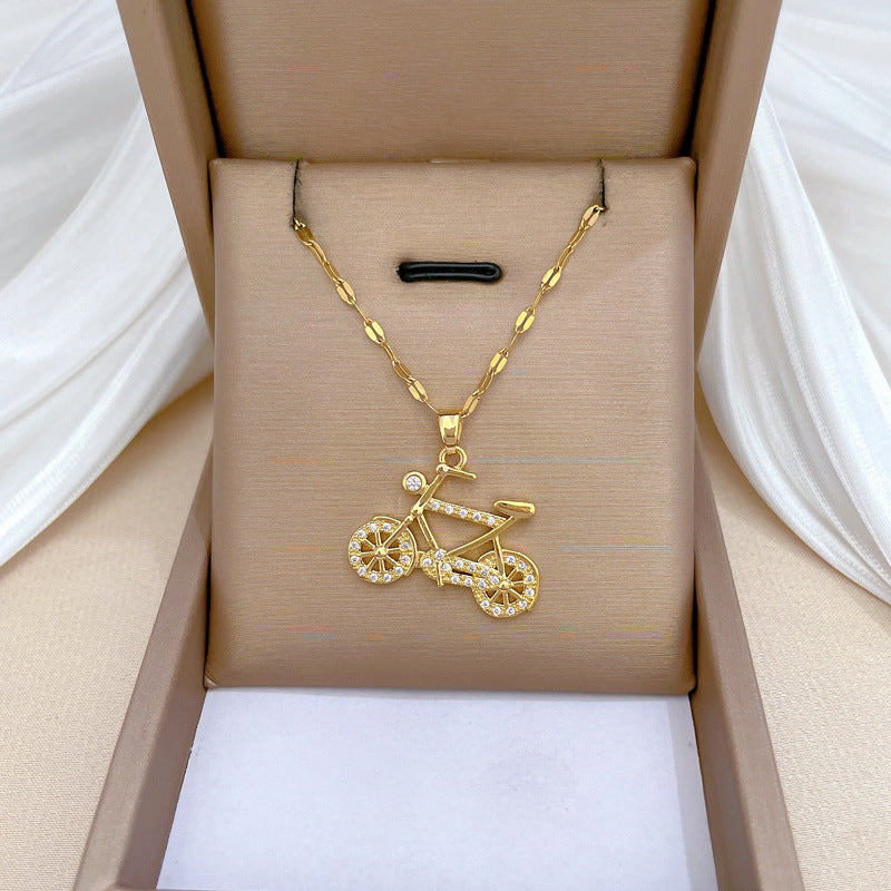 Collana con Ciondolo a Luna Geometrico in Acciaio al Titanio di Lusso per Donna e Uomo con Intarsio di Strass e Delicata Catena alla Clavicole