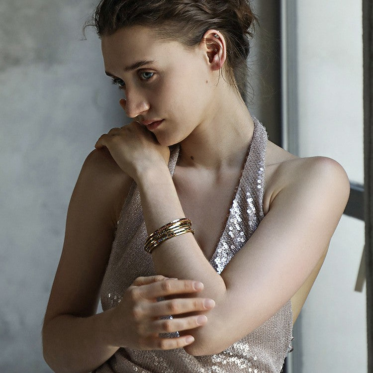 Bracciale Minimalista Geometrico in Acciaio Inossidabile con Placcatura in Oro 18K e Intarsi di Strass Completi