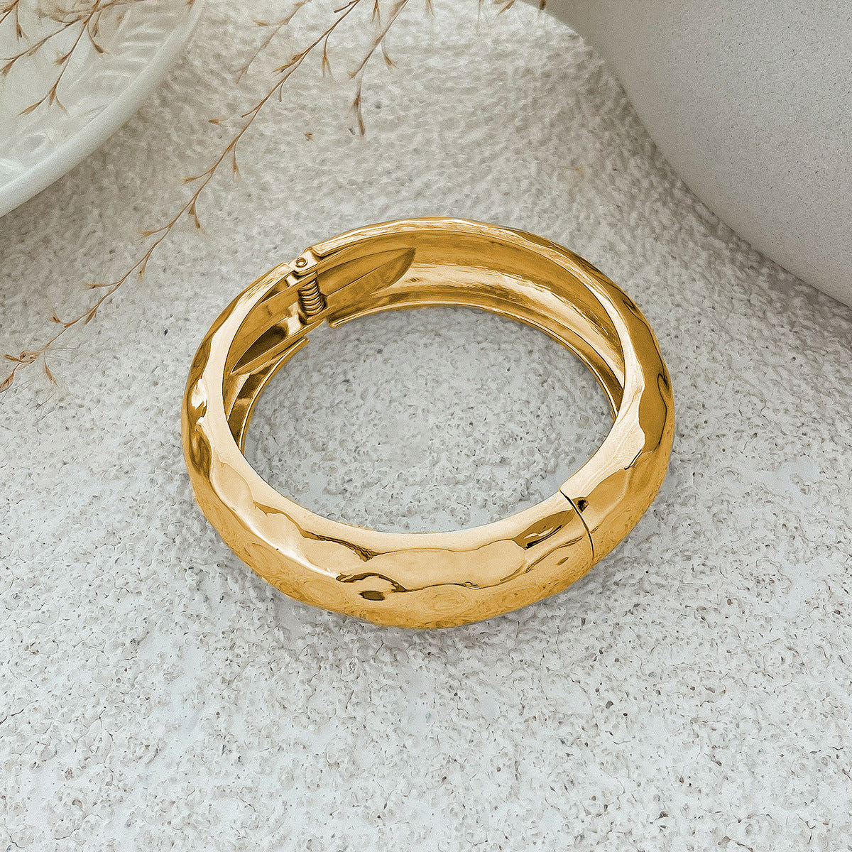 Bracciale da donna vintage con perline irregolari stropicciate in lega con finitura galvanizzata