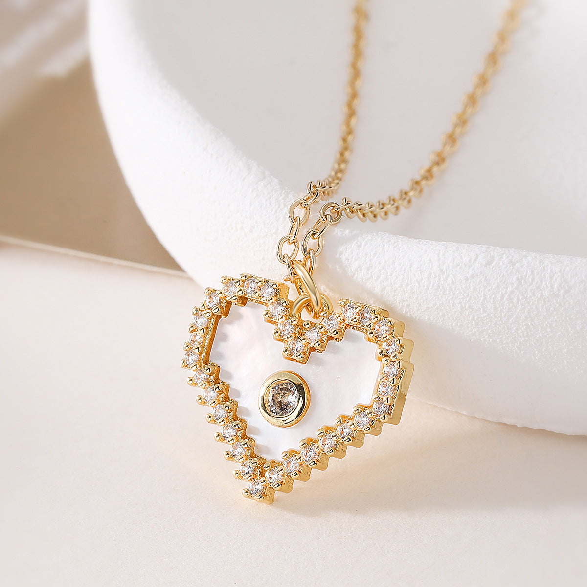 Minimalist Luxury 18K Gold Plated Brass Geometric Heart Cubic Zirconia Pendant Necklace for Women