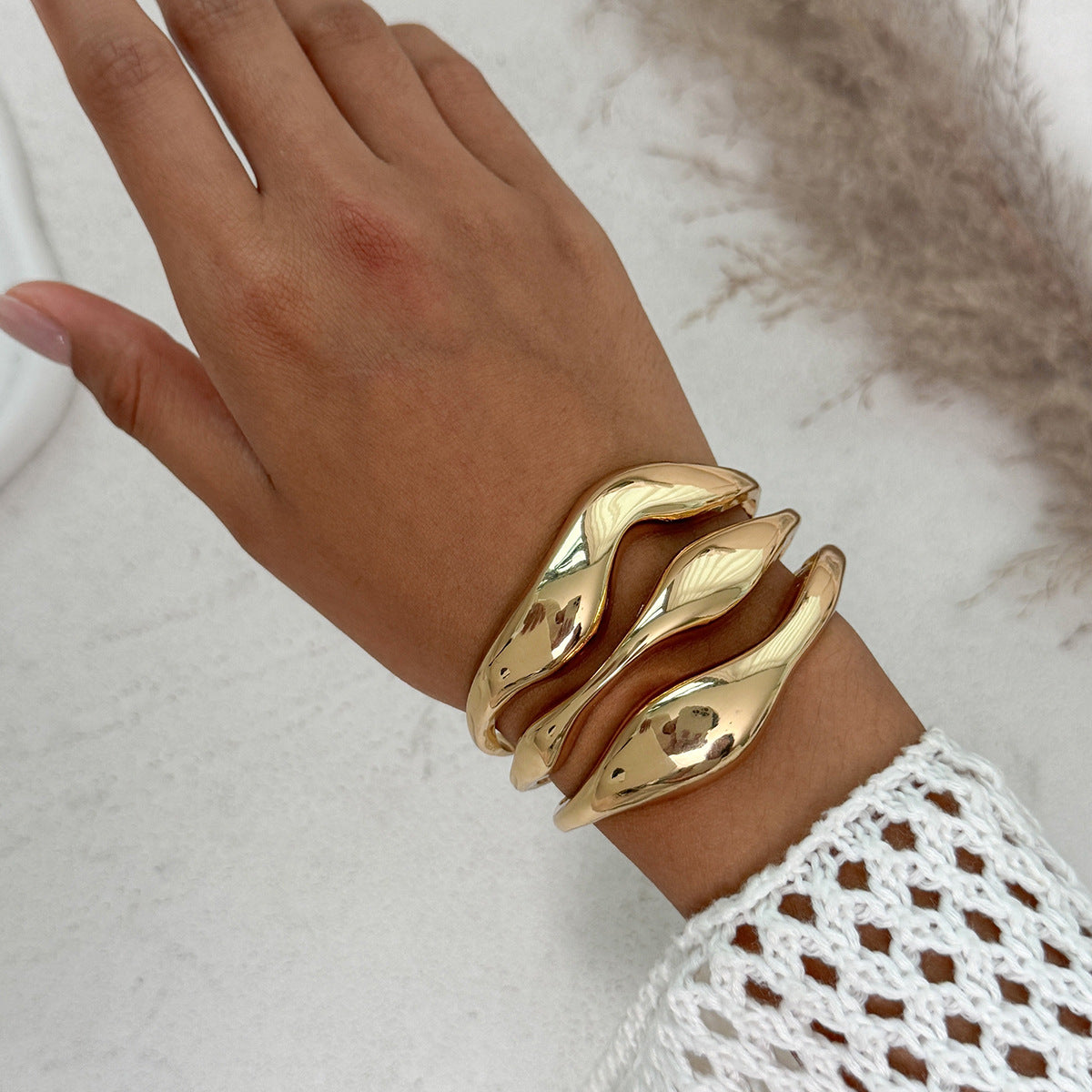 Pulsera minimalista geométrica de aleación para mujer con textura líquida martillada y acabado pulido chapado