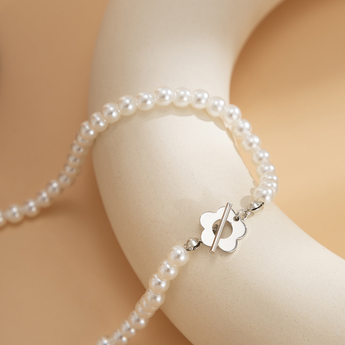 Collana girocollo minimalista da donna in resina floreale con finitura galvanica e design intrecciato con perline