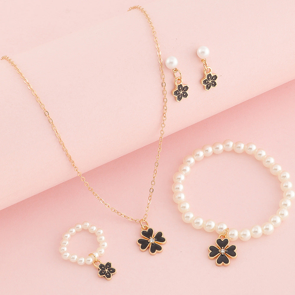 Juego de collar con colgante de trébol y flores para niños con detalles de perlas, pulsera de cadena de serpiente de aleación, anillo y pendientes