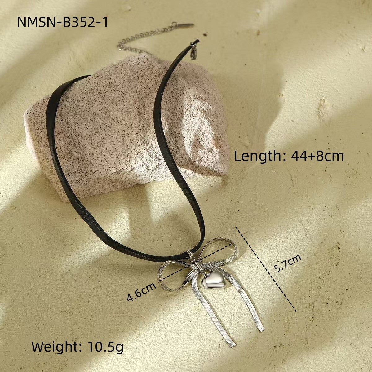Collar minimalista de acero de titanio en forma de lazo para mujer con acabado chapado y detalle de cuero