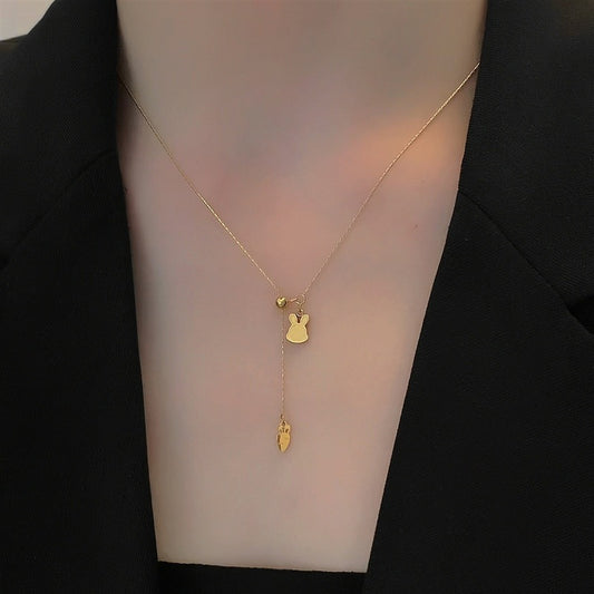 Collana con Pendente Coniglio e Carota dal Design Originale in Acciaio al Titanio con Finitura Placcata per Donna, Catena a Medaglione dalla Forma Irregolare