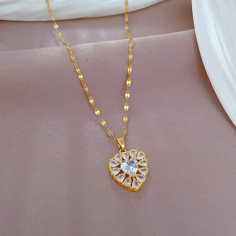 Collana con ciondolo a cuore placcato oro in acciaio al titanio di lusso per donna con strass, catena delicata per clavicola