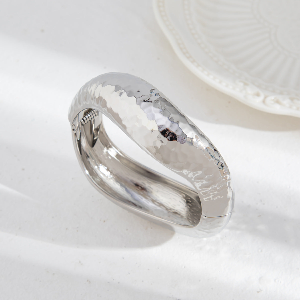 Bracciale da donna in lega martellata irregolare minimalista con chiusura a molla