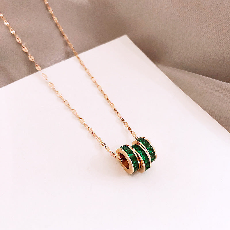 Collana Minimalista Geometrica in Acciaio Titanio con Tre Strass Verdi da Donna