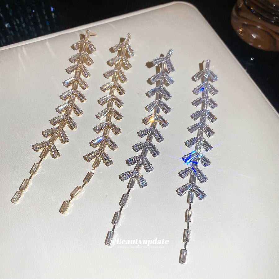 Pendientes de Cobre Minimalistas con Forma de Hoja con Circonitas Engastadas y Postes de Acero Inoxidable para Mujer