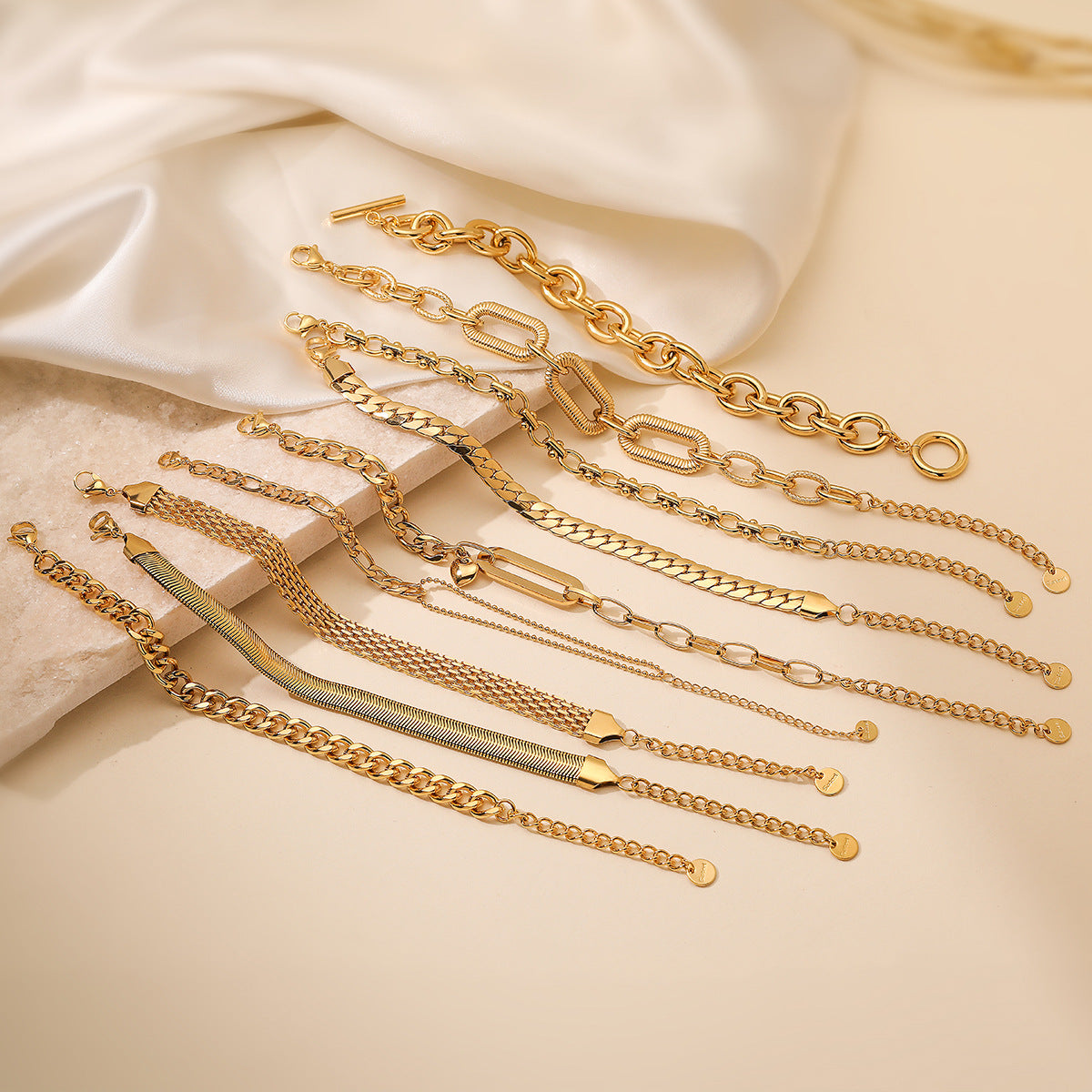 Bracciale da donna in acciaio inossidabile placcato oro 18 carati con micro-pavé geometrico e minimalista alla moda