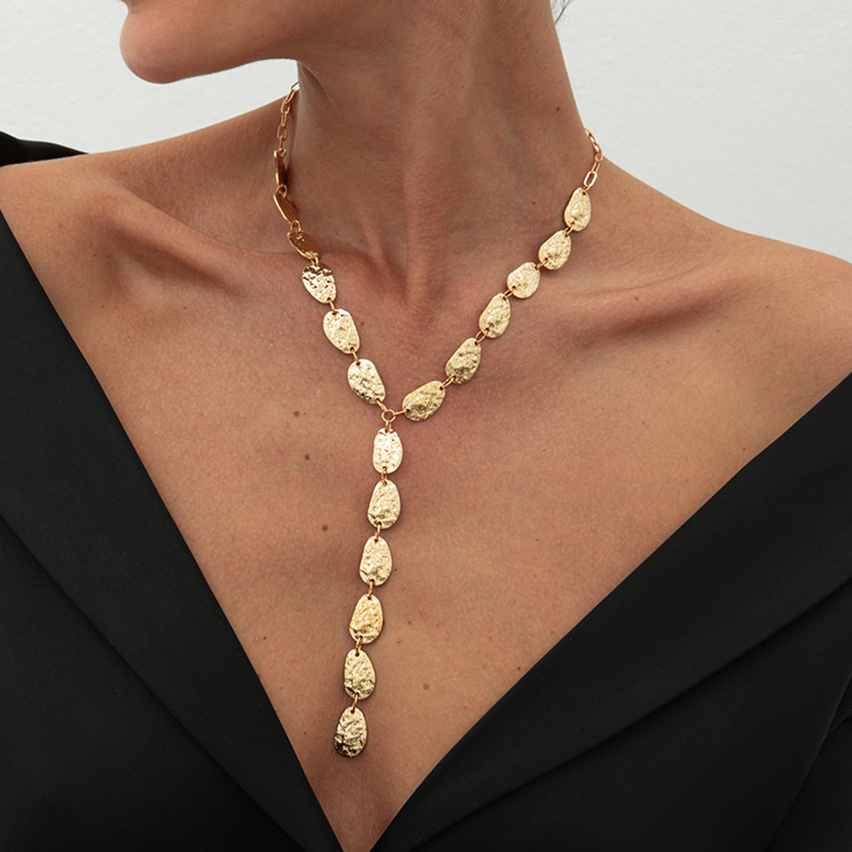 Collana a Y da donna con texture martellata irregolare, pendente geometrico in metallo con finitura placcata, catena lunga minimalista alla clavicola