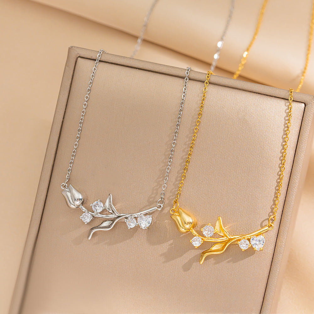 Collana Minimalista a Tulipano in Acciaio al Titanio con Ciondolo a Fiore in Zircone e Intarsio di Strass su Catena Serpentina