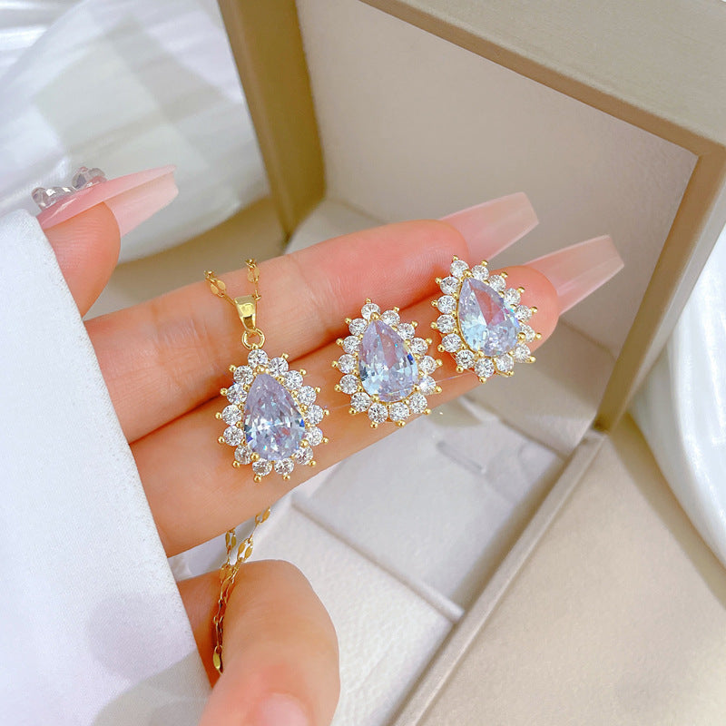 Parure di Orecchini e Collana in Rame Placcato con Zirconi Geometrici di Lusso