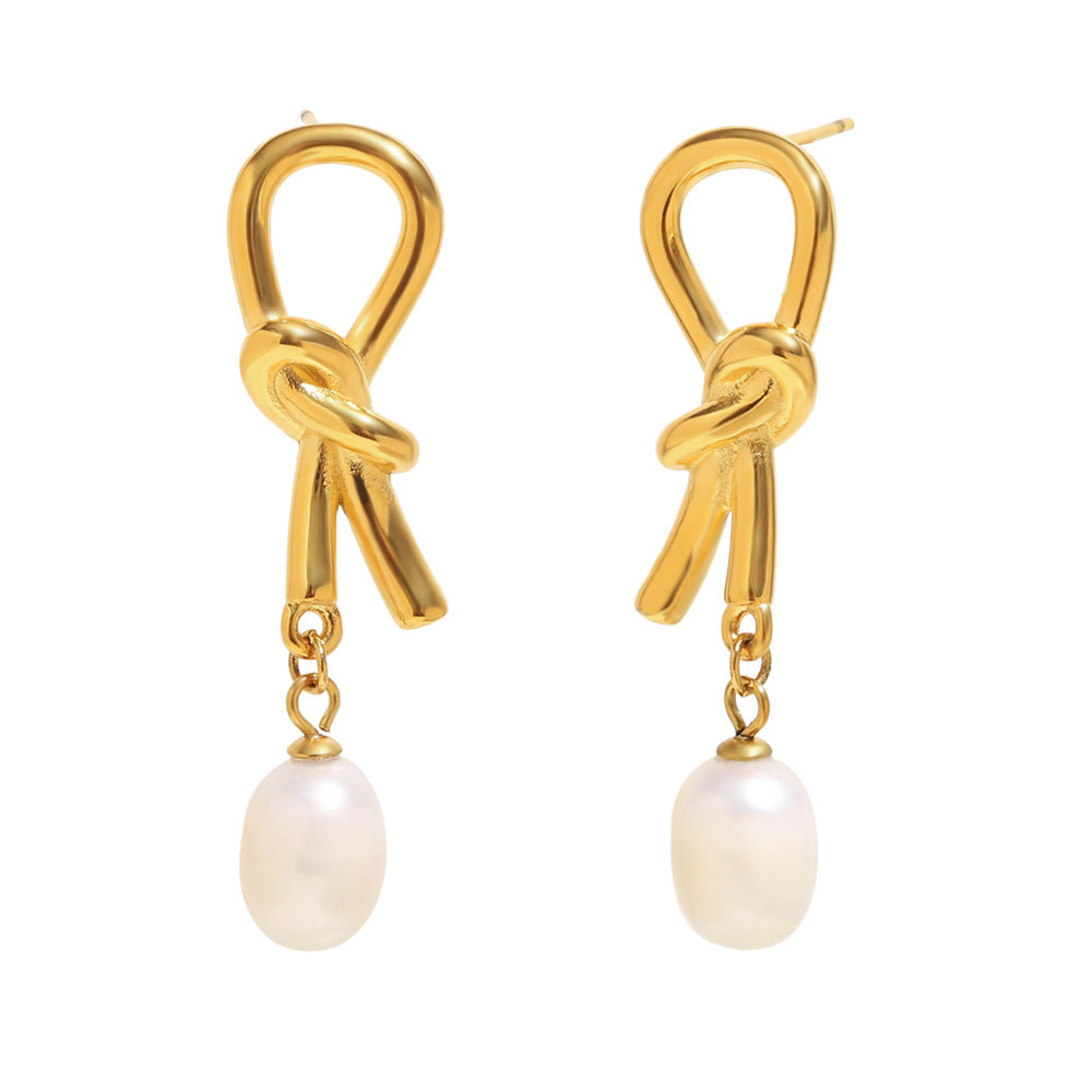 Aretes minimalistas geométricos de acero inoxidable con baño de oro de 18 quilates y perla anudada como acento