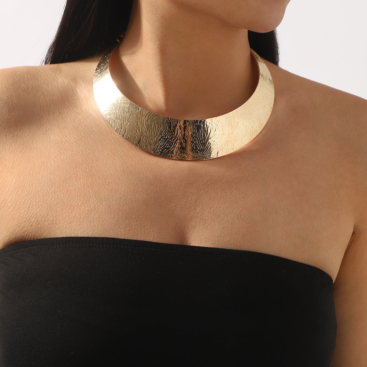 Collana girocollo da donna testurizzata a forma di anello geometrico stile punk con finitura in ferro galvanizzato
