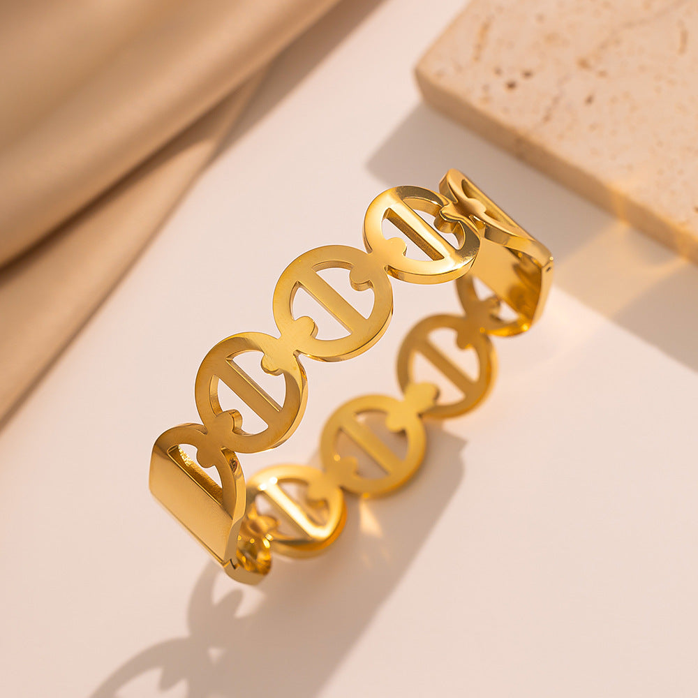 Bracciale da donna minimalista in acciaio inossidabile traforato con design a catena intrecciata e finitura galvanica