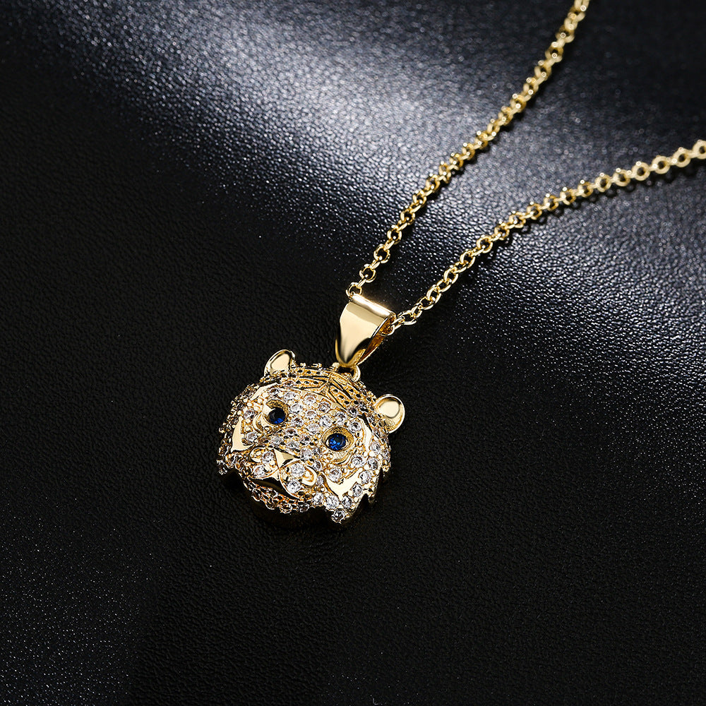 Collana con ciondolo minimalista a testa di tigre in rame con zirconi micro-incastonati e placcatura in oro 18 carati