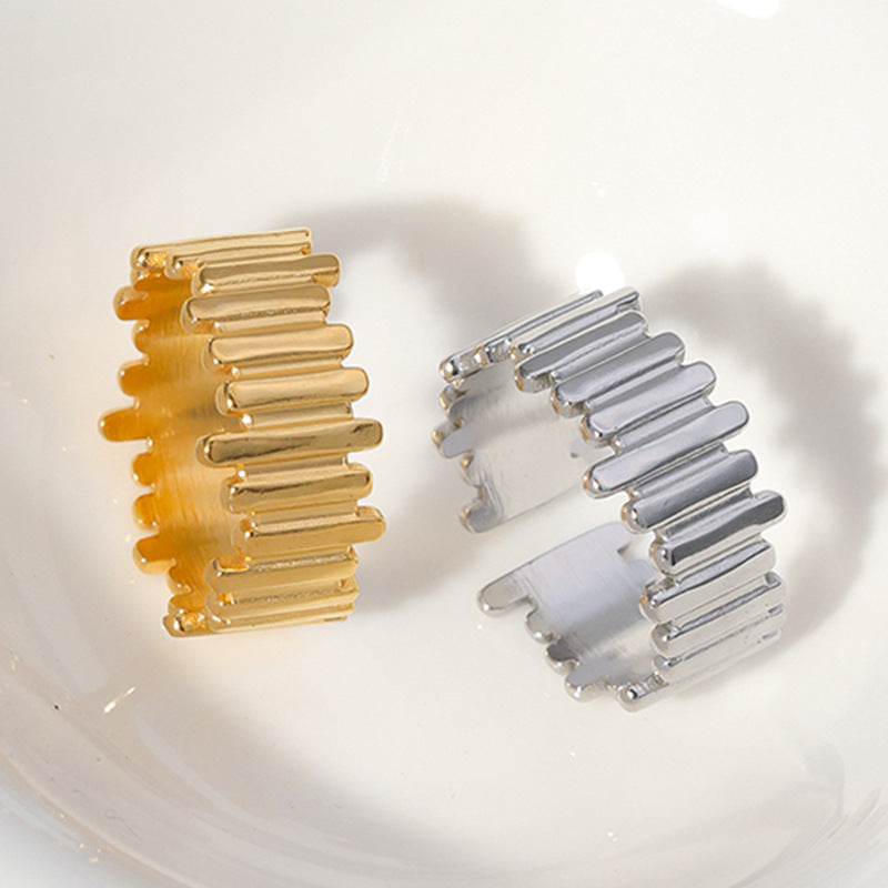Anello aperto minimalista geometrico in acciaio inossidabile da donna con finitura placcata e design irregolare