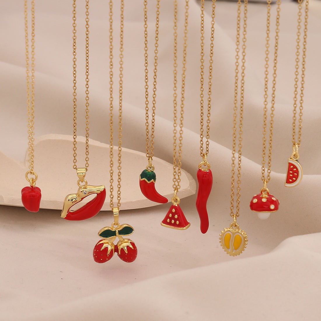 Collar con colgante de labios y chile rojo con forma de fruta linda en acero inoxidable con acabado esmaltado para mujer
