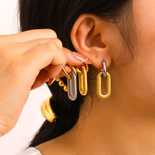 Pendientes minimalistas geométricos de acero inoxidable con borlas de cadena colgantes y acabado chapado al vacío en oro de 18K para mujer