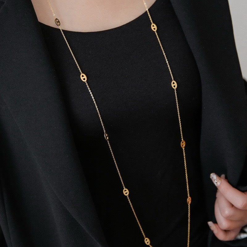 Collar Doble Capa Minimalista de Acero de Titanio en Forma de U para Suéter con Baño para Mujer