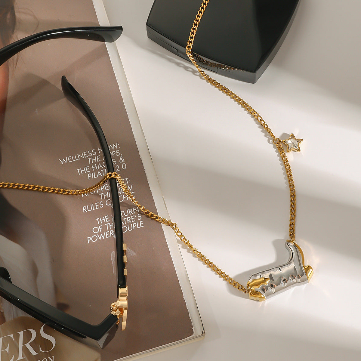 Collana da donna con ciondolo a stivale geometrico alla moda in acciaio al titanio placcato oro 18K