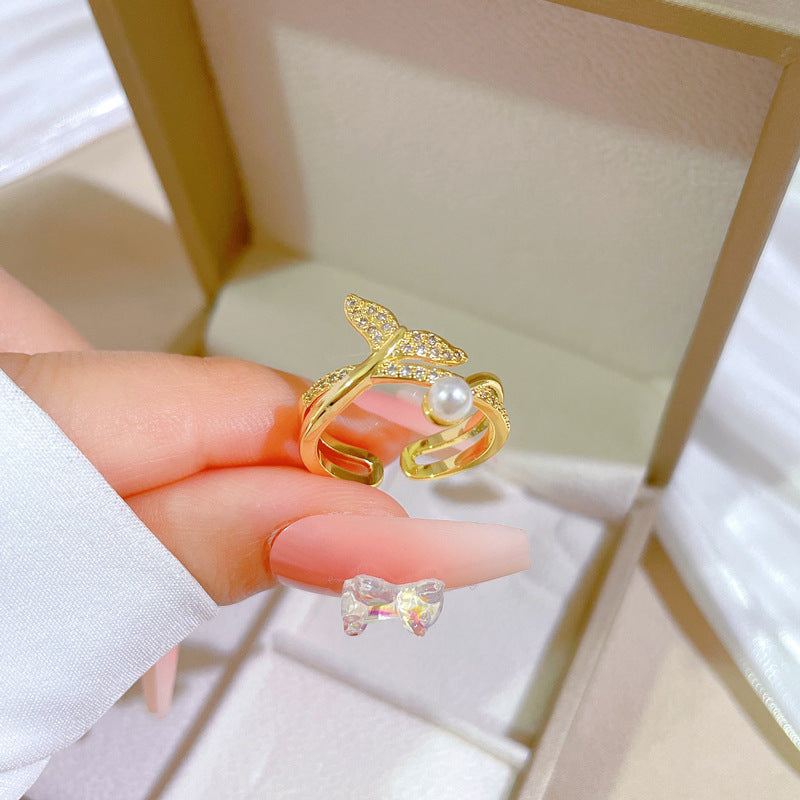 Anello minimale in ottone placcato oro con tono freddo, a forma di corona e perla micro-pavé, da donna