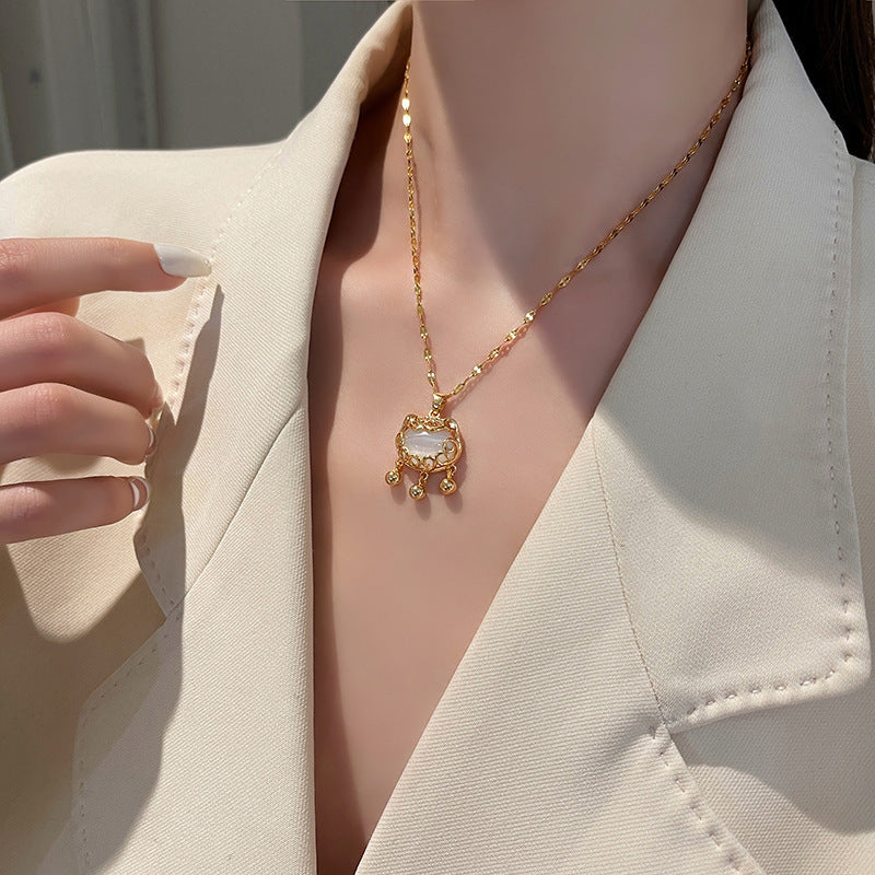 Collana con Ciondolo in Acciaio al Titanio Naturale Minimalista Nuvola e Motivo Ruyi con Finitura Placcata per Donne
