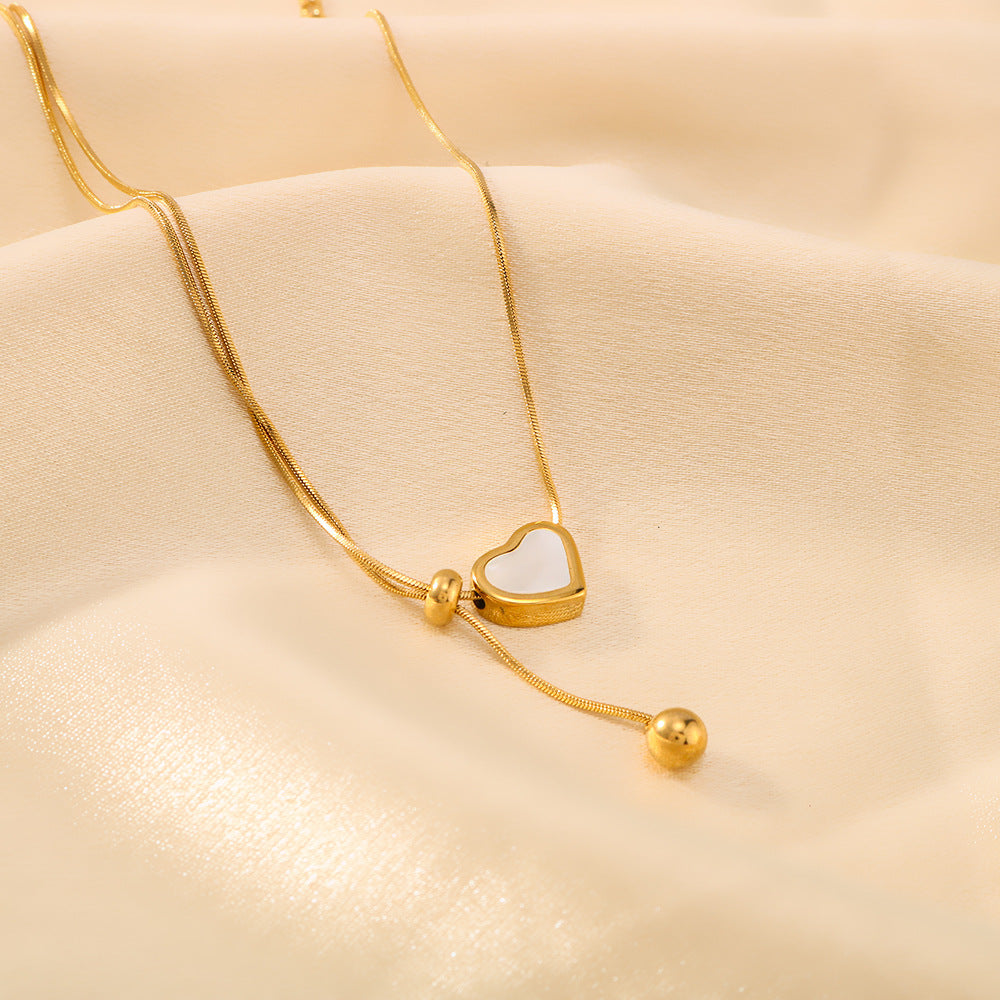 Collana con Ciondolo Minimalista a Cuore in Acciaio Inossidabile con Intarsio in Acciaio al Titanio e Finitura Placcata Sottovuoto 18K su Catena a Serpente