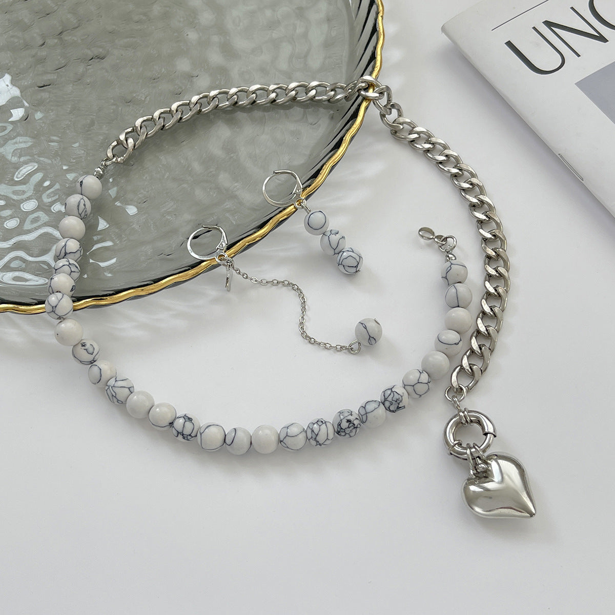 Collana pendente a cuore asimmetrico minimalista con pendente in lega e finitura placcata su catena in alluminio con perline turchesi