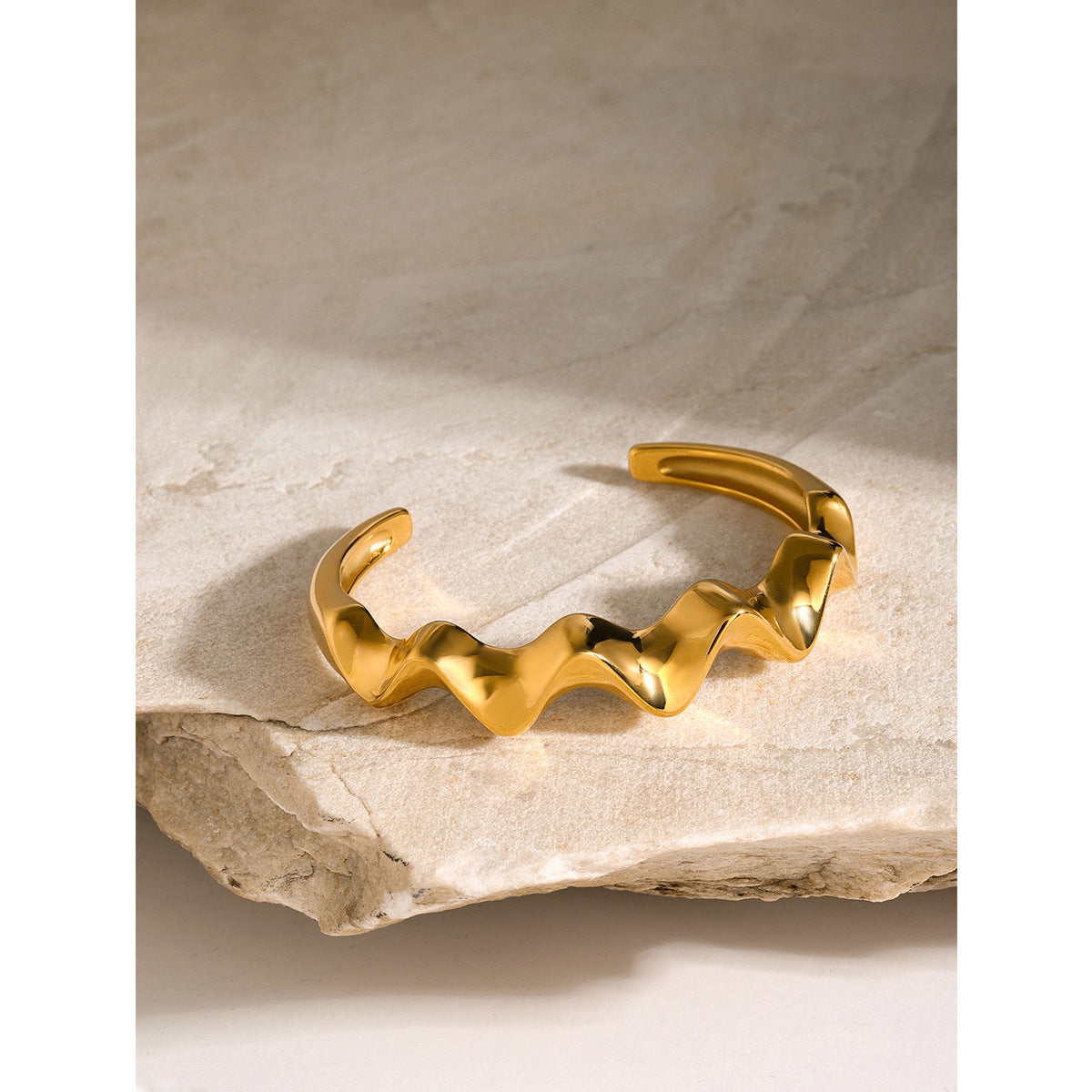 Bracciale aperto ondulato in acciaio inossidabile placcato oro 18K