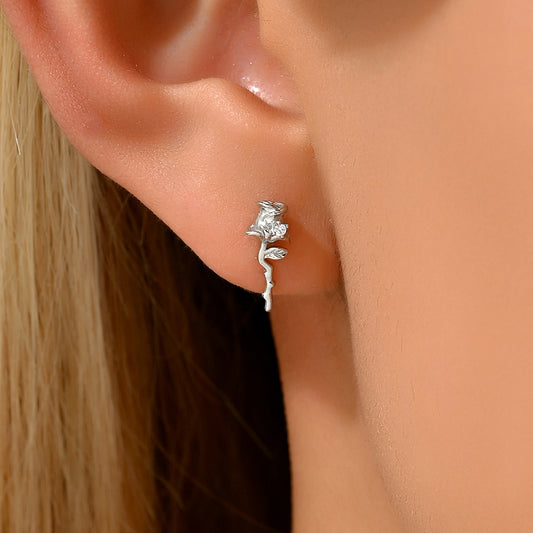 Pendientes florales minimalistas con incrustaciones de circonita sobre base de cobre y postes de acero inoxidable con diseño de rosa y geométrico